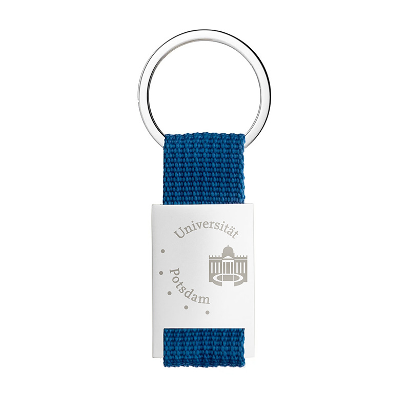 Abgebildet ist ein  Schlüsselanhänger mit einer blauen Schlaufe und einem Metallenen Mittelstück mit einer Gravur der Universität Potsdam.