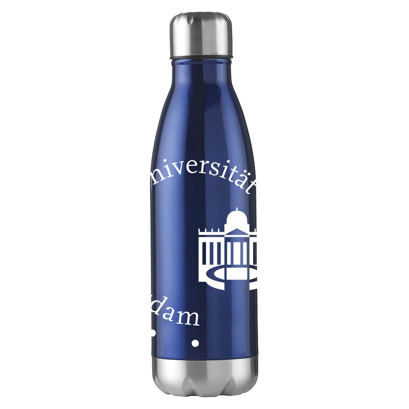 Trinkflasche-blau-klein. Abgebildet ist eine blaue Trinkflasche mit einem silberfarbenen Deckel und Rand. In der Mitte ist in groß das Universitätslogo aufgedruckt. Sie hat ein Fassungsvermögen von 500 ml. 
