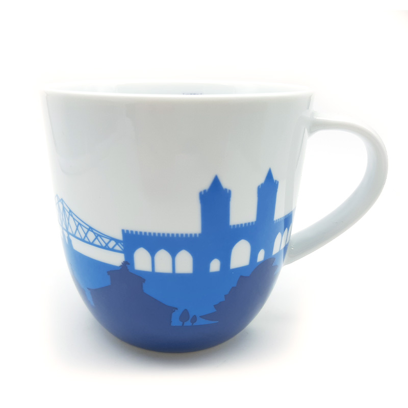 Jumbotasse. Abgebildet ist eine große Tasse in blau und weiß. In der unteren Hälfte ist in blau die Silhouette Potsdams zu erkennen.